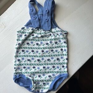 Adorable vintage unisex newborn summer romper. Says 6-12 months sized 0-3.